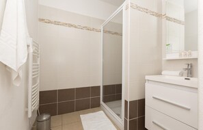 Buồng tắm vòi sen, khăn tắm 