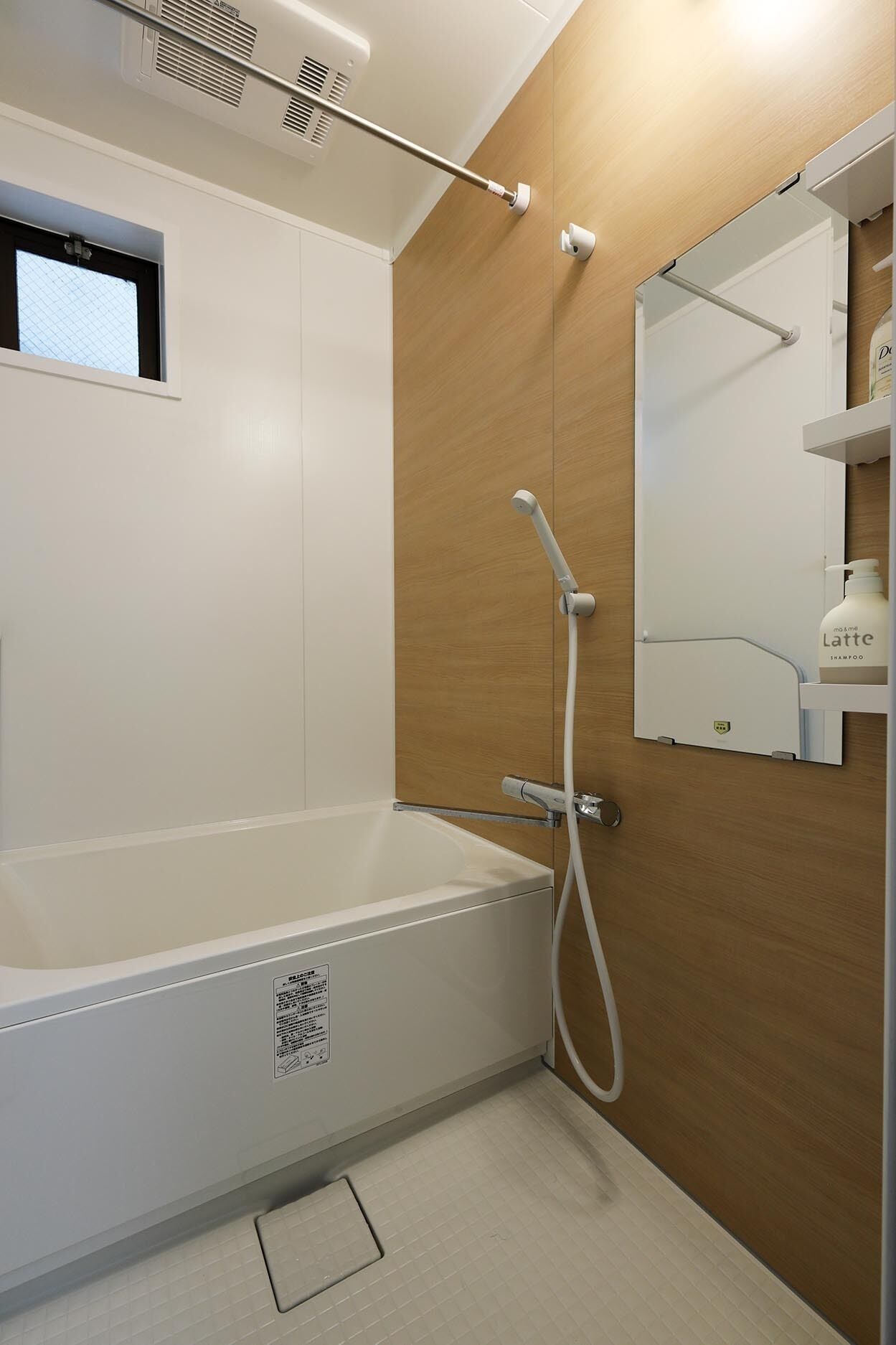 Bathtub, free toiletries, hair dryer, slippers