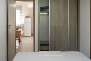 2 bedrooms, iron/ironing board, WiFi