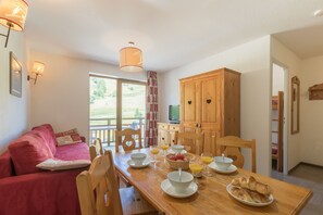 Lydisolert, barnesenger, wi-fi (mot et tillegg) og sengetøy