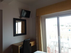 ห้องดับเบิลหรือทวิน | มินิบาร์, โต๊ะทำงาน, เตารีด/โต๊ะรีดผ้า, เปล/เตียงเด็กอ่อน (ฟรี)