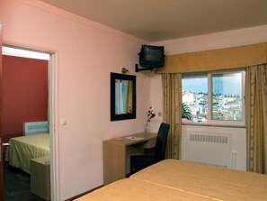 Minibar, desk, iron/ironing board, free cots/infant beds - Hotel Riomar (Lagos)