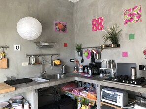 Fridge, coffee/tea maker, toaster, blender
