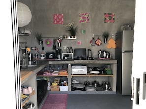 Réfrigérateur, cafetiÚre/bouilloire, grille-pain, blender