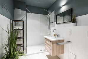 Deluxe Apartment, Partial Lake View (3) | Bathroom shower - Kamphof Usedom Ferienanlage (Loddin)