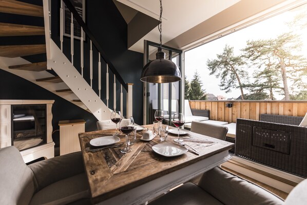 Televisión de pantalla plana, chimenea, consola de videojuegos