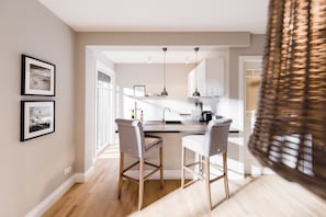 Deluxe Apartment, Partial Lake View (4) | Private kitchen | Full-sized fridge, oven, stovetop, dishwasher - Kamphof Usedom Ferienanlage (Loddin)