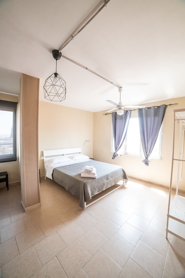 Tripla Deluxe, non fumatori, vista città | Biancheria da letto di alta qualità, copriletto in piuma