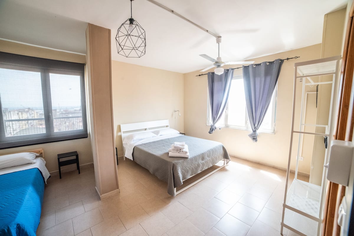 Habitación triple Deluxe, para no fumadores, vista a la ciudad | Ropa de cama de alta calidad y edredón