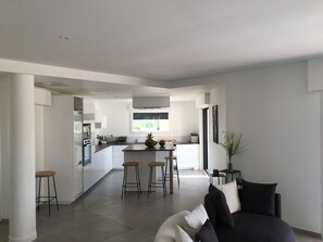 TV, table tennis, books - Villaparadise83 ... a superb villa with heated pool (Bagnols-en-Forêt)