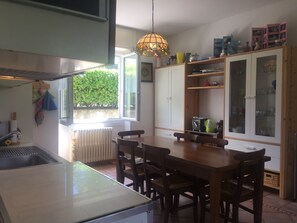 Apartment, 2 Bedrooms, Garden View | In-room dining