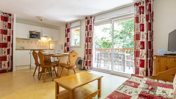 Apartment (7 People) | 3 bedrooms, soundproofing, cribs/infant beds, free WiFi