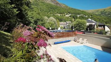 Indoor pool, sun loungers