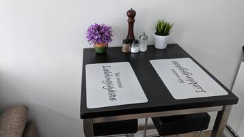 Apartment (Business Ratingen 5) | Essbereich im Zimmer