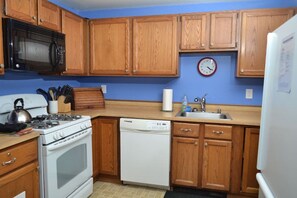 Kylskåp, mikrovågsugn, ugn och spishäll