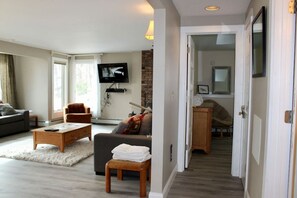 Smart TV, fireplace, stereo