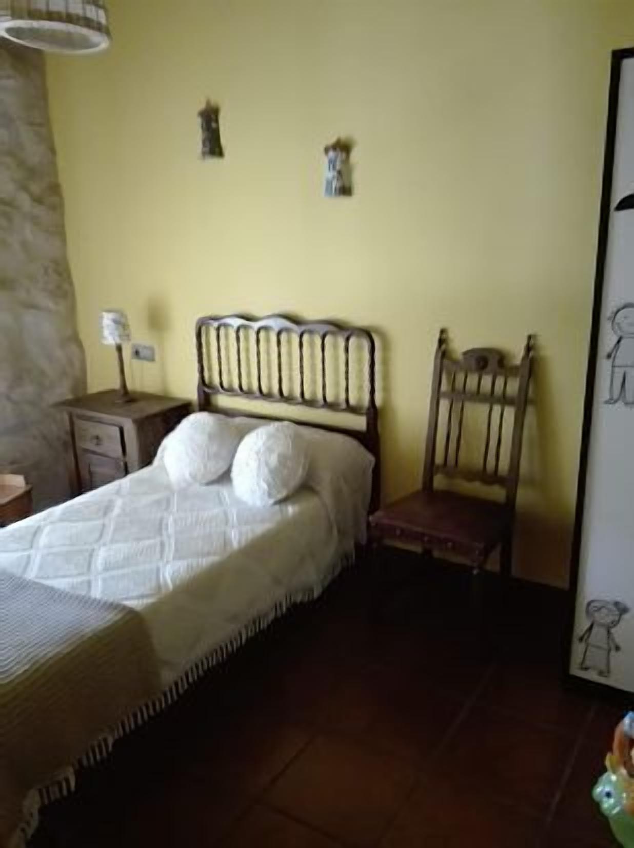 5 bedrooms, iron/ironing board, WiFi, bed sheets