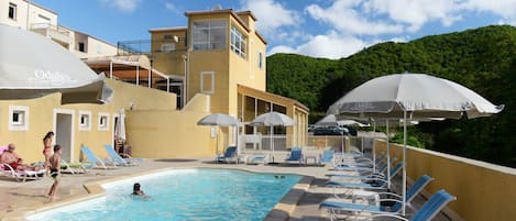 Piscine extérieure en saison