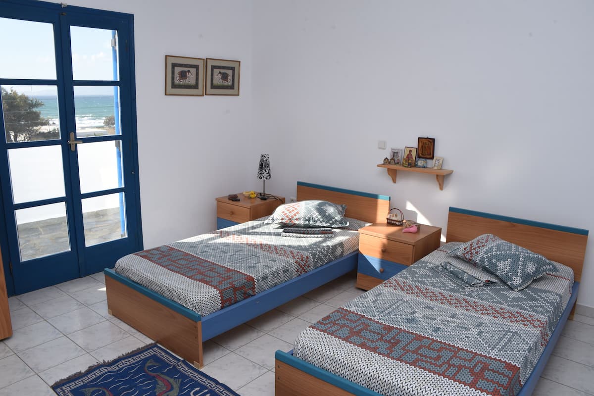 1st Floor Apartment, 2 bedrooms | Fer et planche à repasser, accès au Wi-Fi (inclus)