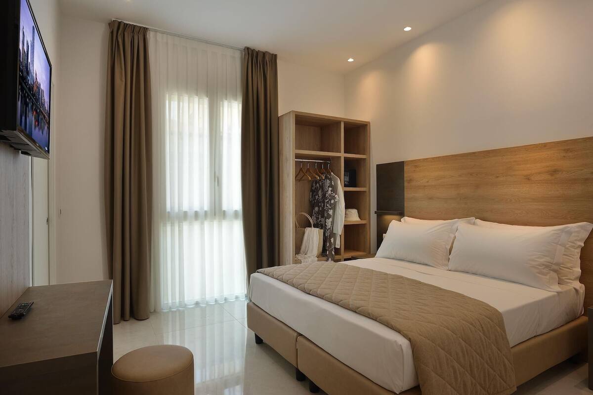 Desk, WiFi (free), bed sheets