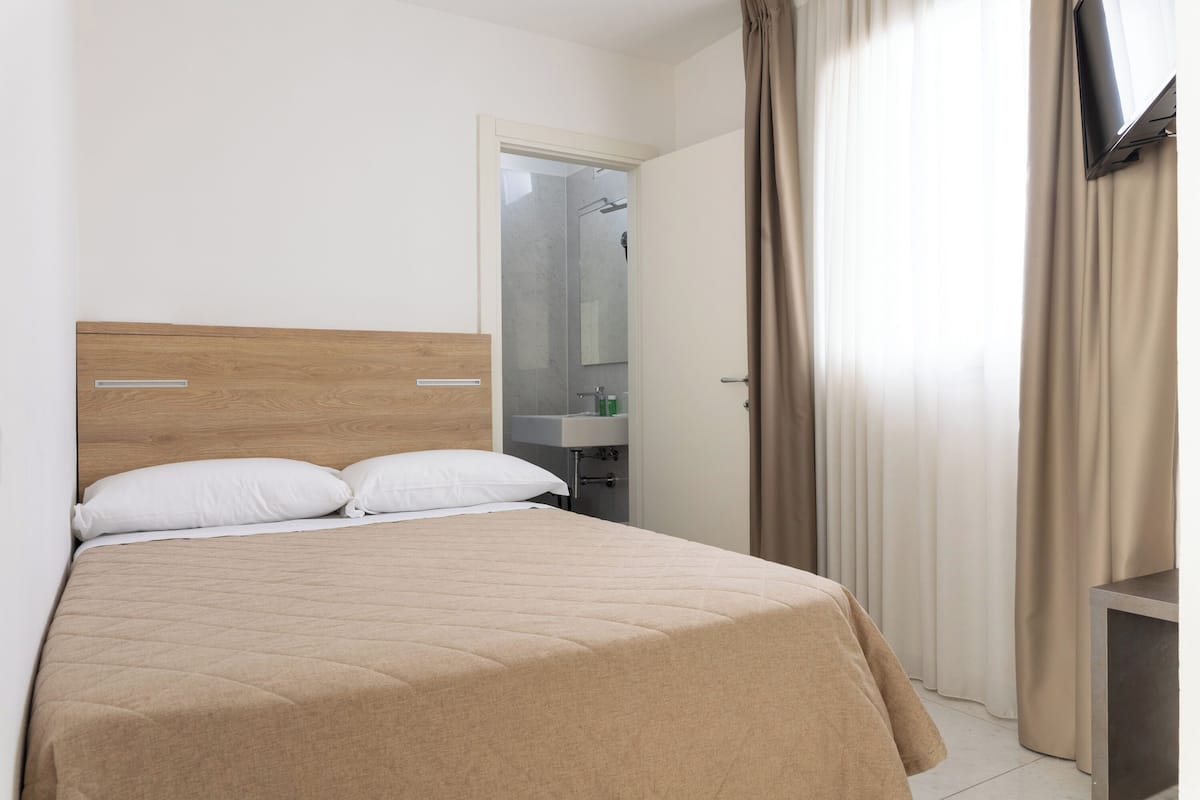 Eenpersoonskamer | Een bureau, gratis wifi, beddengoed