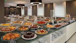 A buffet with various pastries, cakes, and fruits. - Hotel Ducale (Rimini)