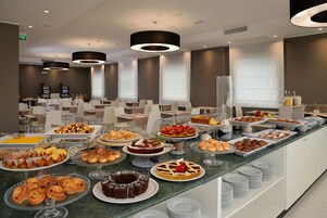 每日供应自助式早餐（每人 EUR 10）