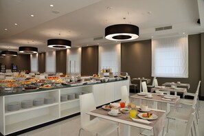 매일 뷔페 아침 식사(1인당 EUR 10)