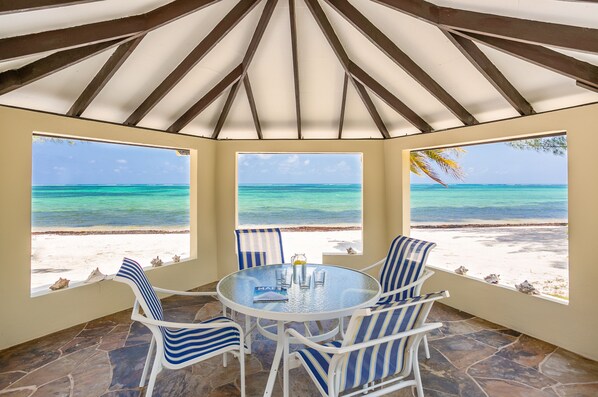 Outdoor dining - Casa Tortuga - private beachfront villa with pool - Call Cayman Villas! (Frank Sound)