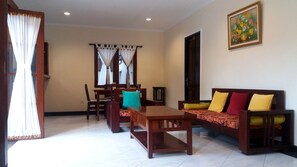 Living area - Family Villa with Private Pool & Garden, 2BR, Kitchen, Living Room and Free wifi (Badung)