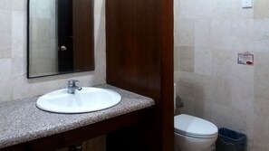 Bathroom - Family Villa with Private Pool & Garden, 2BR, Kitchen, Living Room and Free wifi (Badung)