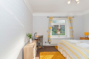 2 Schlafzimmer, Schreibtisch, Bügeleisen/Bügelbrett, Reisekinderbett