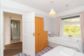 2 bedrooms, desk, iron/ironing board, travel crib - The View at Afan Forest Park by STAE-Homes (Duffryn Rhondda)