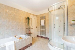 Bathtub, towels - The View at Afan Forest Park by STAE-Homes (Duffryn Rhondda)
