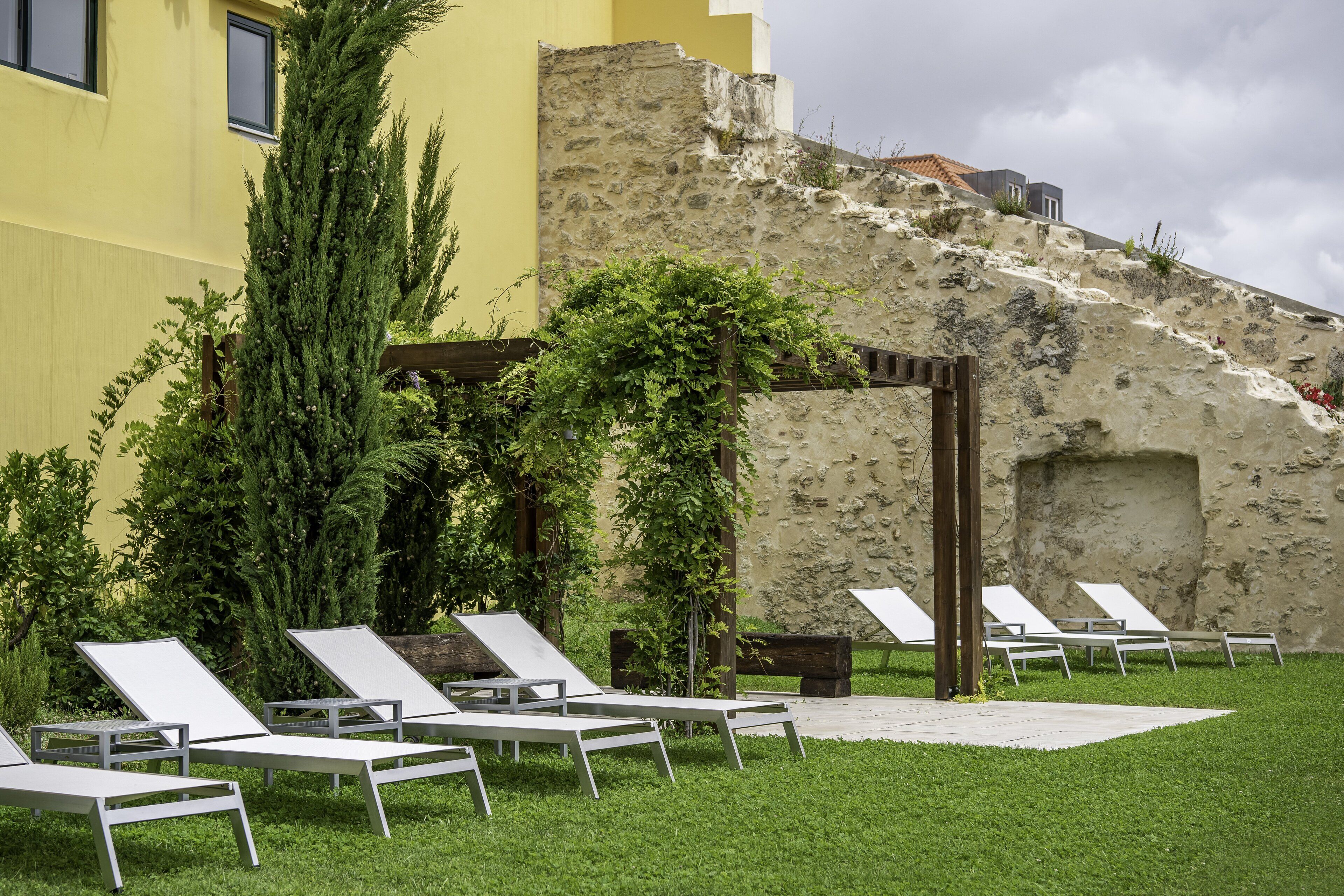 Outdoor pool, open 8:00 AM to 7:30 PM, pool loungers