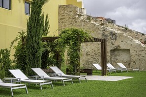 Een buitenzwembad, open van 08.00 uur tot 19.30 uur, en ligstoelen