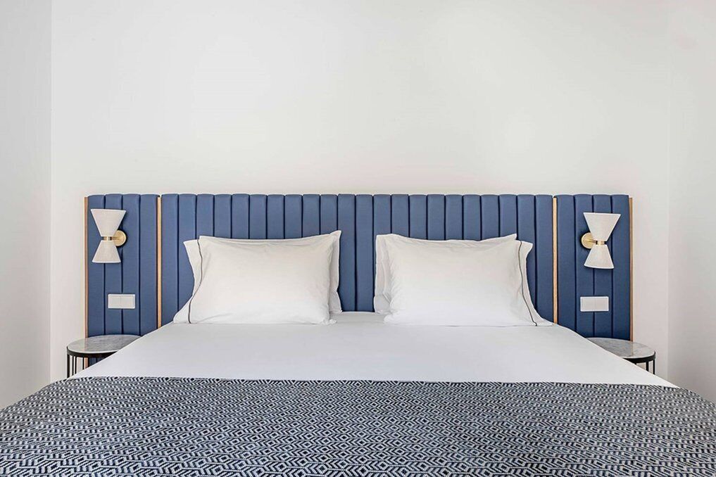 Kaliteli yatak takımı, odada kasa, ayrı ayrı döşenmiş, ses yalıtımı 