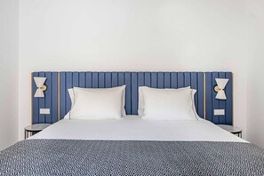 Ropa de cama de alta calidad y caja de seguridad en la habitación 