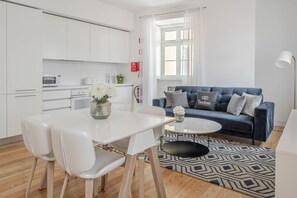 Suite, 1 Bedroom | Living room | 32-inch flat-screen TV with cable channels, Smart TV