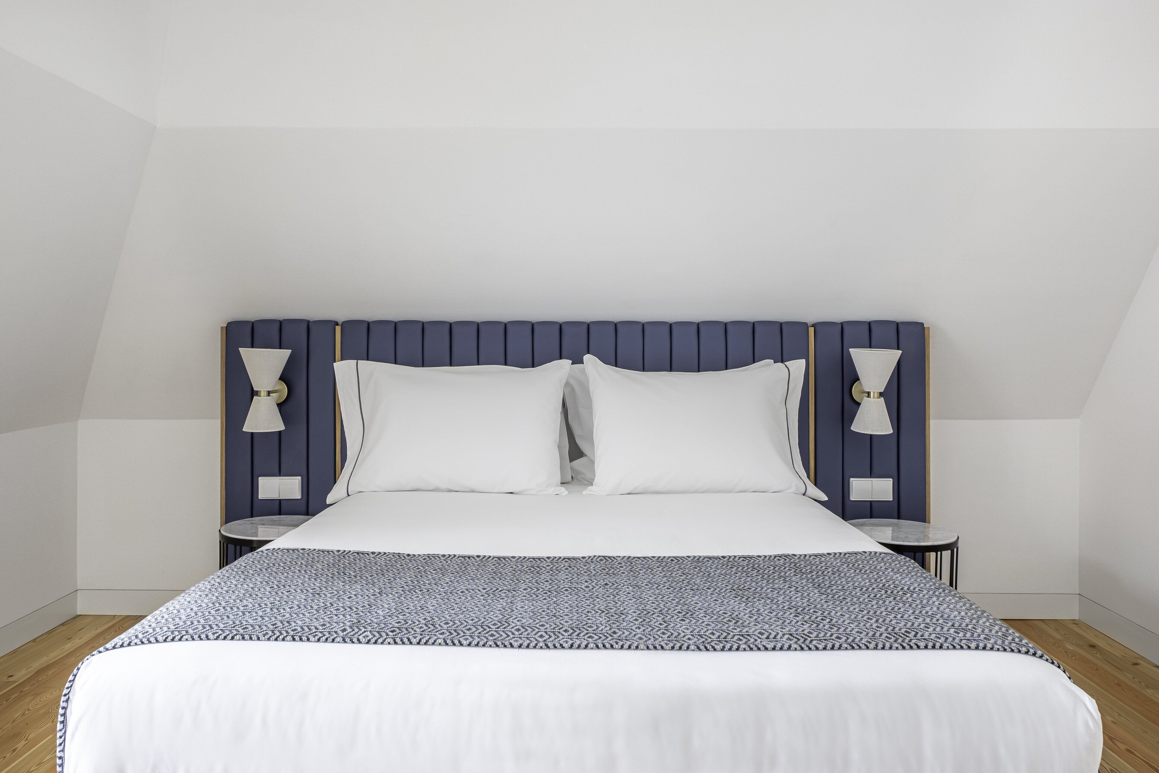 Kaliteli yatak takımı, odada kasa, ayrı ayrı döşenmiş, ses yalıtımı 