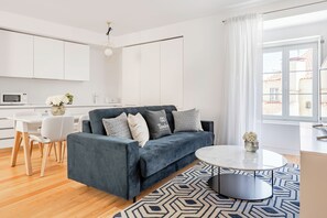 32-inch flat-screen TV with cable channels, Smart TV - Tandem Palacio Alfama Suites (Lisbon)