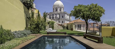 Piscine extérieure, chaises longues