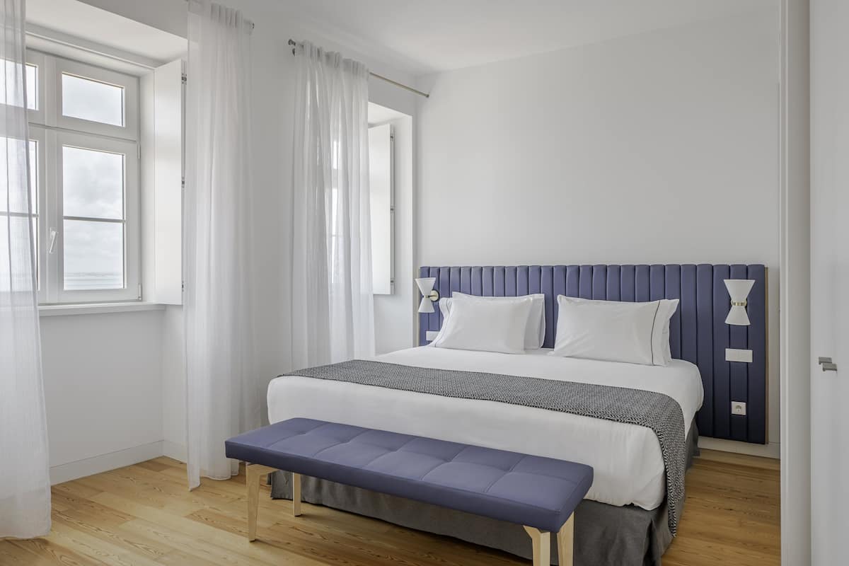 Ropa de cama de alta calidad y caja de seguridad en la habitación 