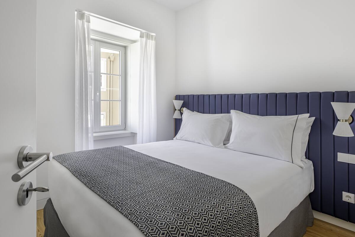 Ropa de cama de alta calidad y caja de seguridad en la habitación 