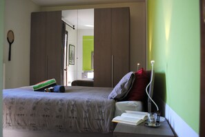 1 quarto, espaço de trabalho para notebook