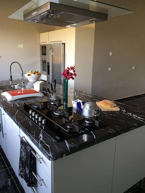 Deluxe Villa, Pool View | Private kitchen
