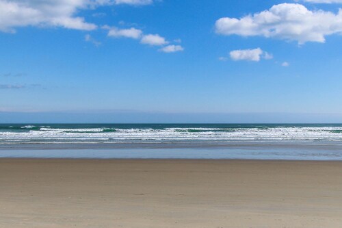 Spacious condo w/ shared pool and full kitchen Close to the beach