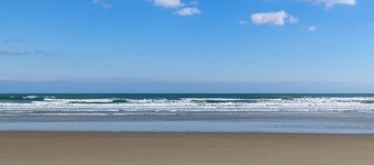 Spacieux condo w / piscine partagée et une cuisine complète! Près de la plage!