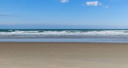 Spacious condo w/ shared pool and full kitchen Close to the beach