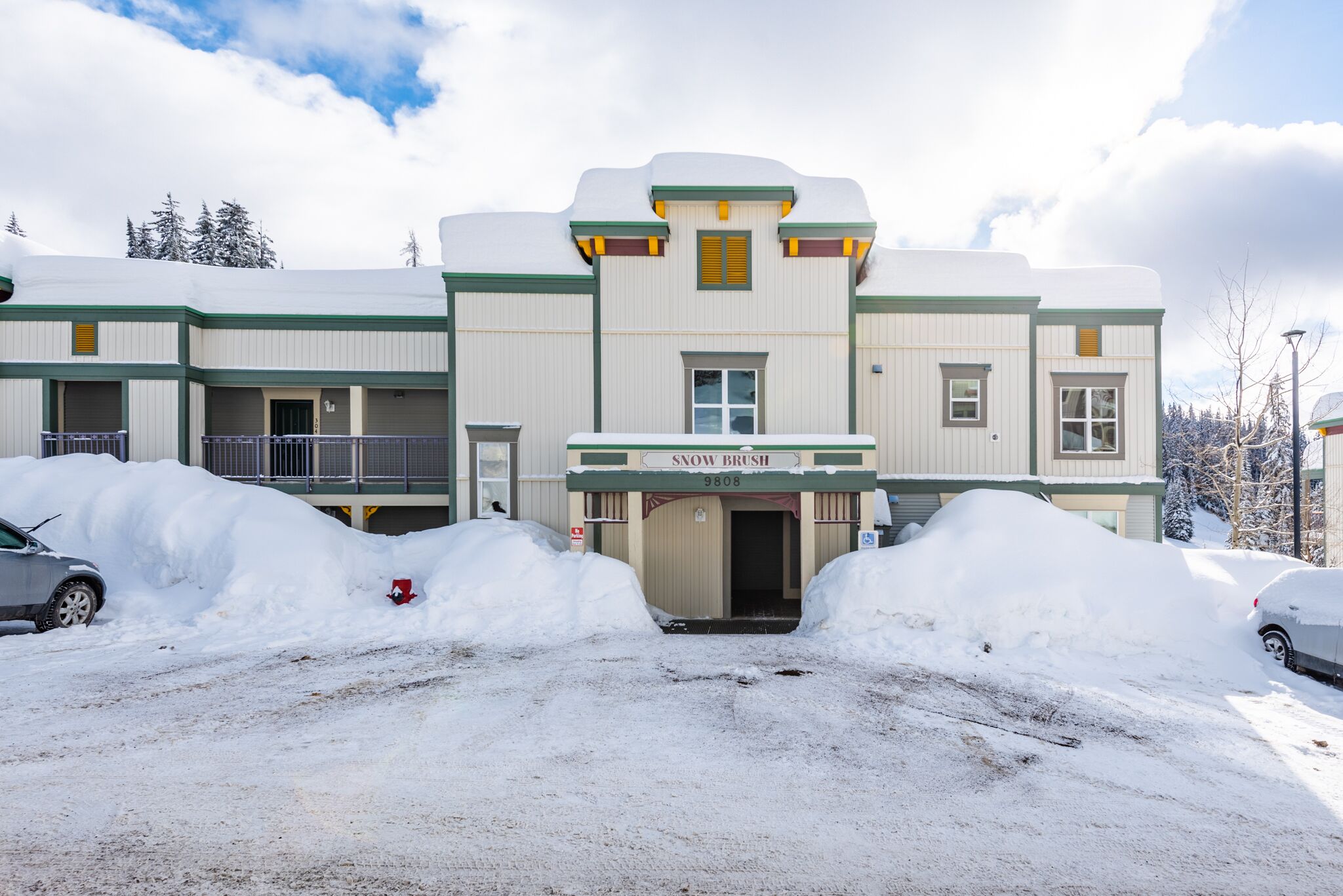 Un edificio con un cartello che riporta la scritta "SNOW BRUSH" e il numero "9808".